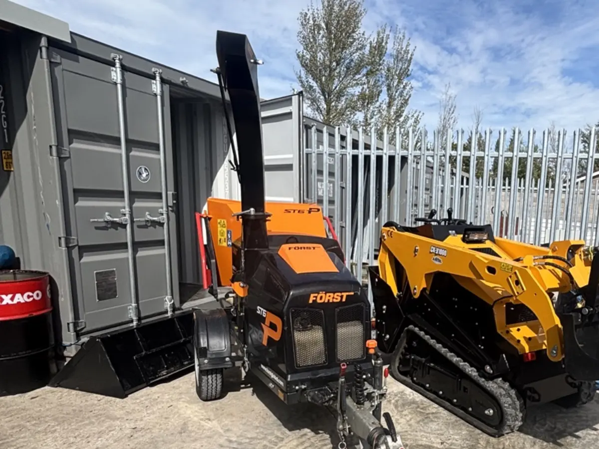 J.B Tree Surgery FÖRST wood chipper ready for hire